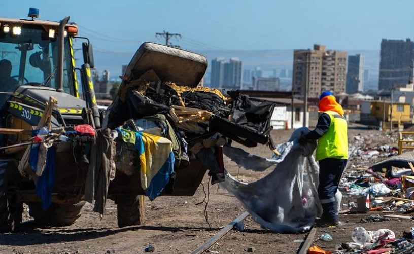  Retiran más de 95 toneladas de basura desde la faja ferroviaria en Antofagasta