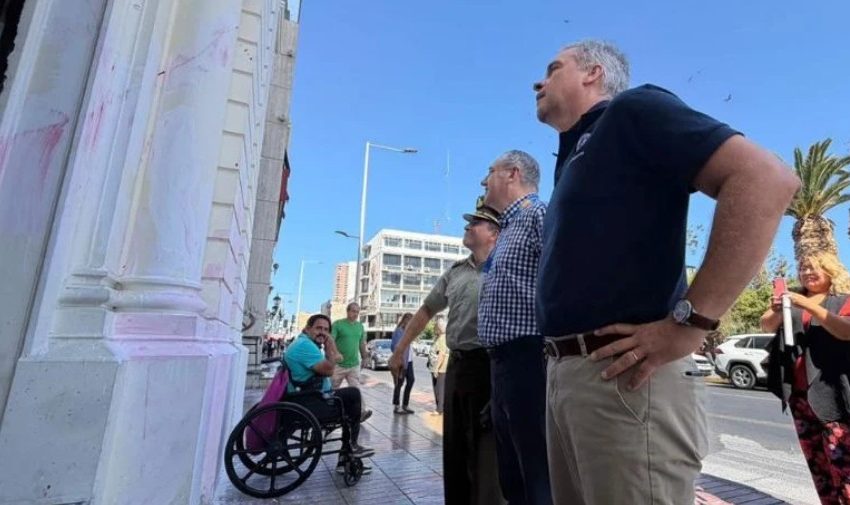  Cámaras municipales permitieron detener a dos mujeres por rayados en la Catedral de Antofagasta