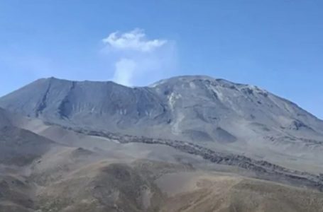 Establecen perímetro de seguridad de 5 kilómetros alrededor del volcán Láscar por cambios en su actividad