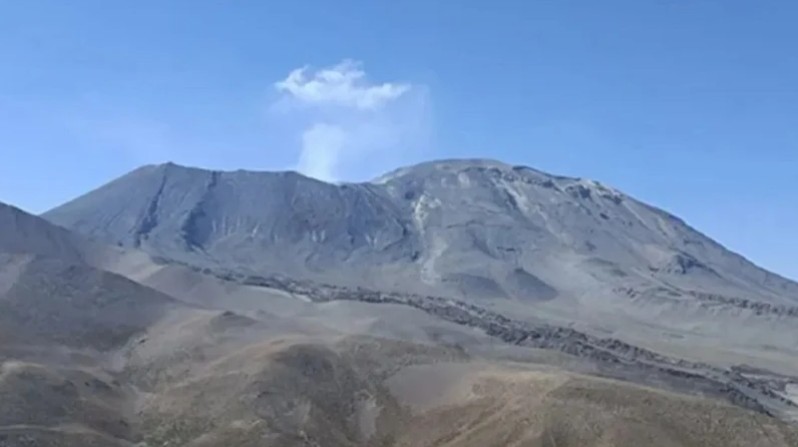  Establecen perímetro de seguridad de 5 kilómetros alrededor del volcán Láscar por cambios en su actividad