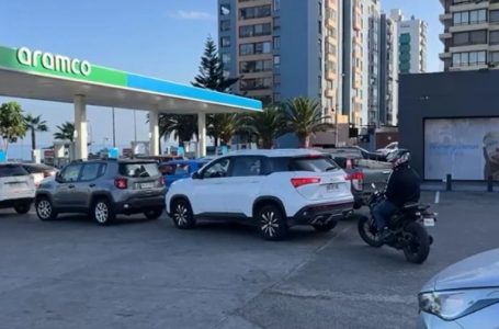 Persisten largas filas en bencineras de Antofagasta tras anuncio de alza en combustibles