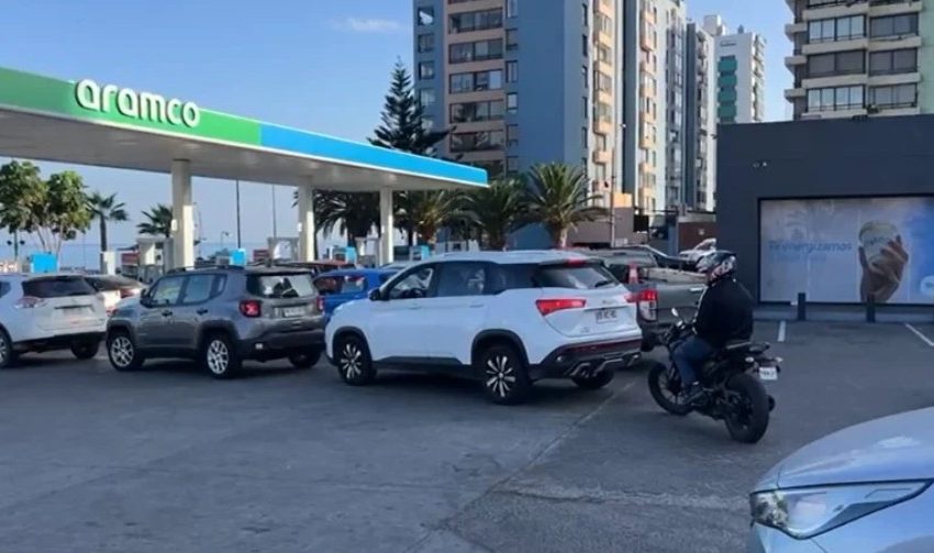  Persisten largas filas en bencineras de Antofagasta tras anuncio de alza en combustibles