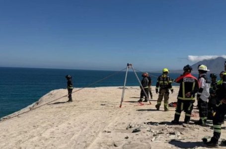 Rescatan a mujer tras caída en acantilados de Antofagasta: operativo movilizó a Bomberos