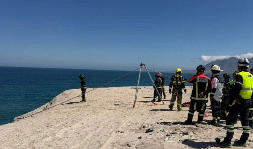  Rescatan a mujer tras caída en acantilados de Antofagasta: operativo movilizó a Bomberos