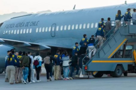 Gobierno inicia expulsiones de inmigrantes irregulares con primer vuelo internacional