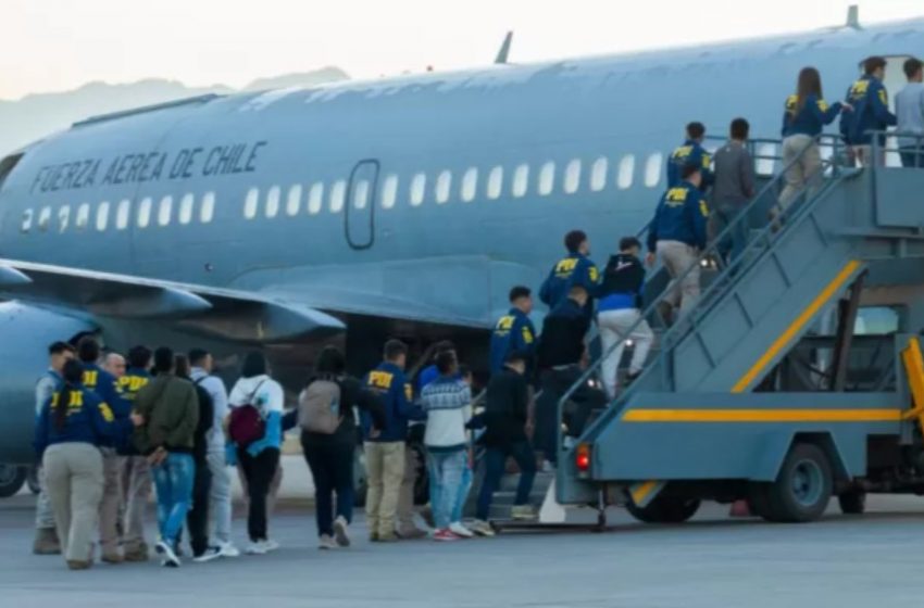  Gobierno inicia expulsiones de inmigrantes irregulares con primer vuelo internacional