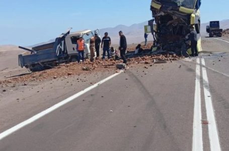 Colisión entre bus y camión en Tocopilla moviliza a equipos de emergencia: indagan posible víctima fatal