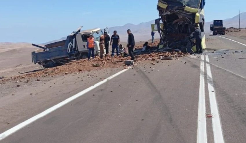  Colisión entre bus y camión en Tocopilla moviliza a equipos de emergencia: indagan posible víctima fatal