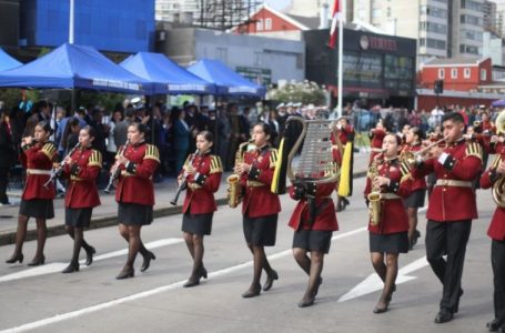 Antofagasta conmemoró las Glorias Navales con masivo desfile estudiantil frente al mar
