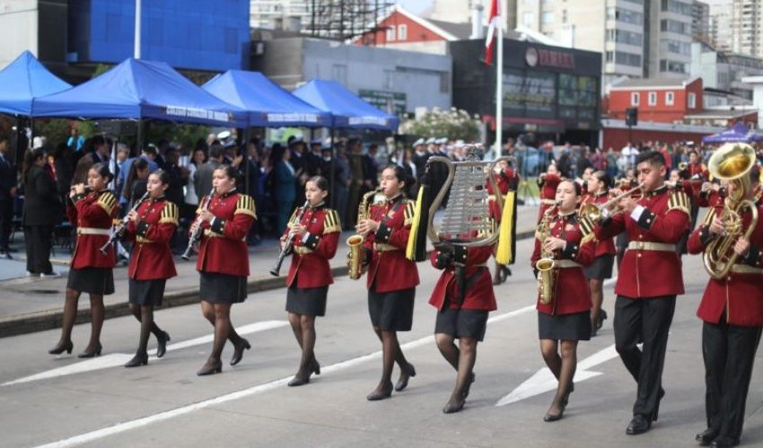 Antofagasta conmemoró las Glorias Navales con masivo desfile estudiantil frente al mar
