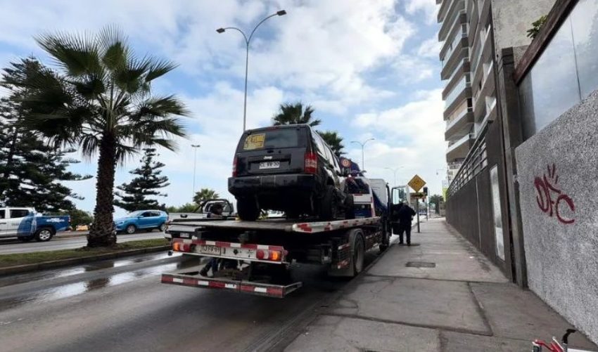  Municipio retiró vehículo abandonado tras denuncias de vecinos por inseguridad