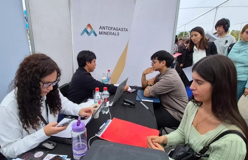  Feria laboral minera reunió a miles de personas y ofreció más de 500 empleos en Antofagasta