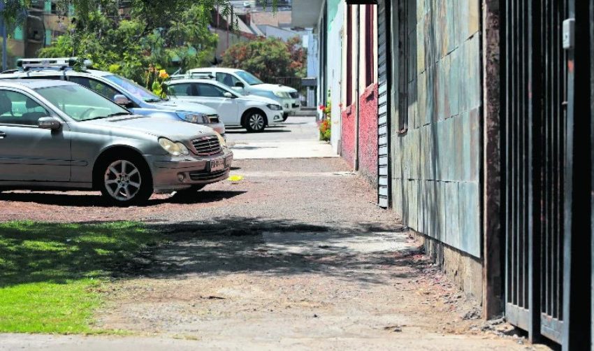  Más del 75% de las veredas en Antofagasta y Calama presenta deterioro, según estudio
