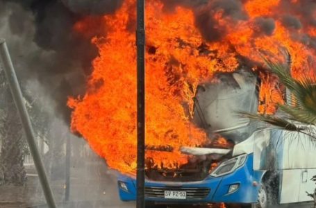 Microbús queda completamente destruido tras incendio en el sector sur de Antofagasta