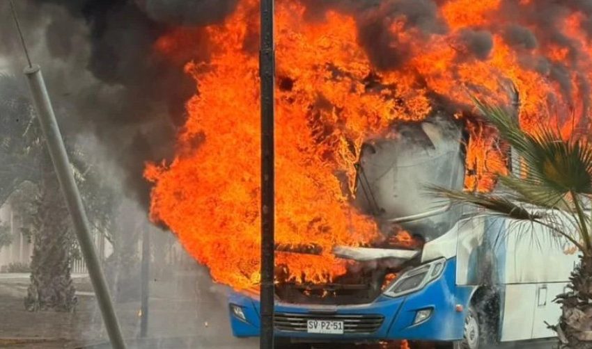  Microbús queda completamente destruido tras incendio en el sector sur de Antofagasta
