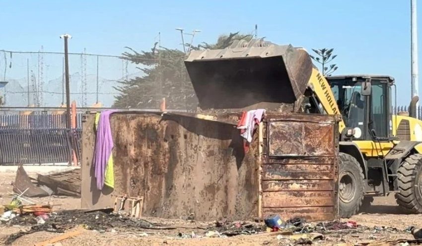  Retiran 18 toneladas de basura y 14 rucos en operativo de recuperación de Plaza Bicentenario de Antofagasta