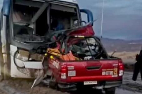 Choque entre camioneta minera y bus de trabajadores deja cuatro fallecidos en ruta interior de Antofagasta