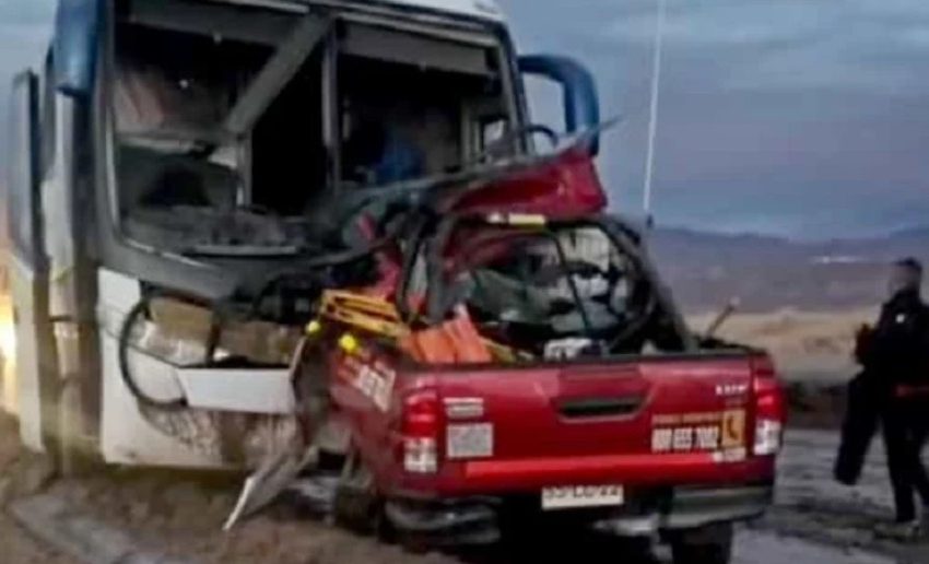  Choque entre camioneta minera y bus de trabajadores deja cuatro fallecidos en ruta interior de Antofagasta