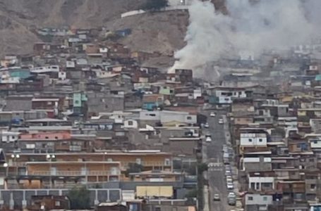 Incendio moviliza amplio operativo de Bomberos en el centro alto de Antofagasta