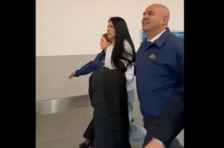 Exalcaldesa Karen Rojo vuelve a Chile tras extradición: evitó hablar y ocultó sus esposas durante traslado