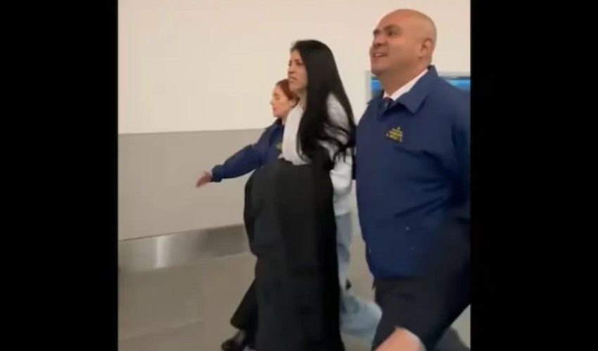  Exalcaldesa Karen Rojo vuelve a Chile tras extradición: evitó hablar y ocultó sus esposas durante traslado