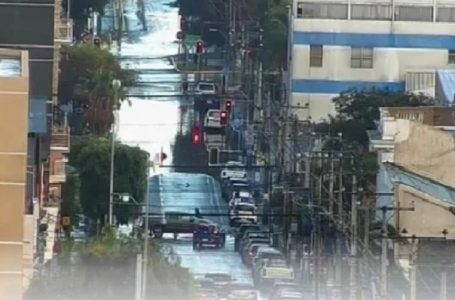 Intensas lluvias obligan a suspender el tránsito en céntrica calle de Antofagasta
