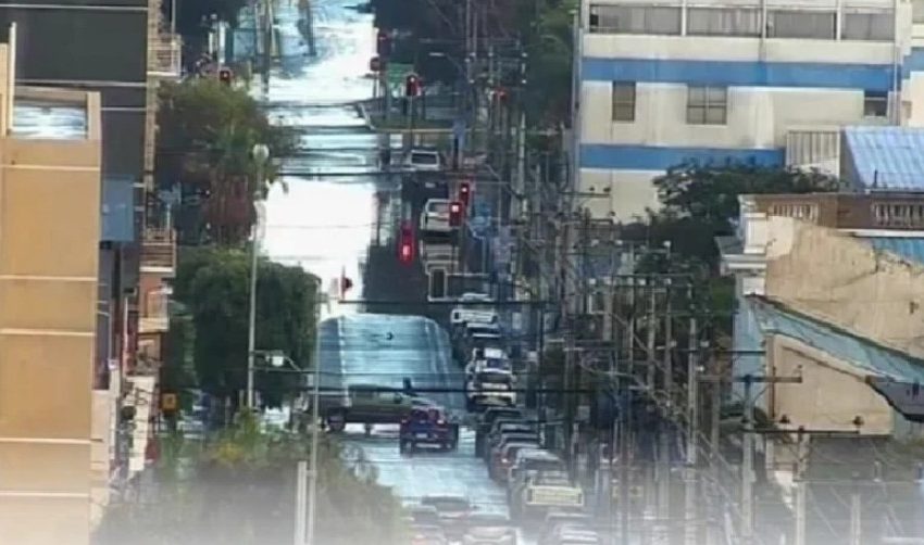  Intensas lluvias obligan a suspender el tránsito en céntrica calle de Antofagasta