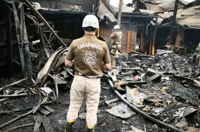  Incendio deja 55 damnificados en dos campamentos de Antofagasta