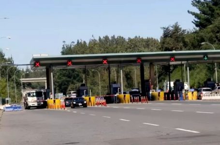 Mujer en trabajo de parto quedó detenida en un peaje y dio a luz en su auto: No tenia sencillo