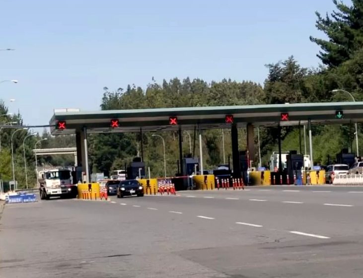  Mujer en trabajo de parto quedó detenida en un peaje y dio a luz en su auto: No tenia sencillo