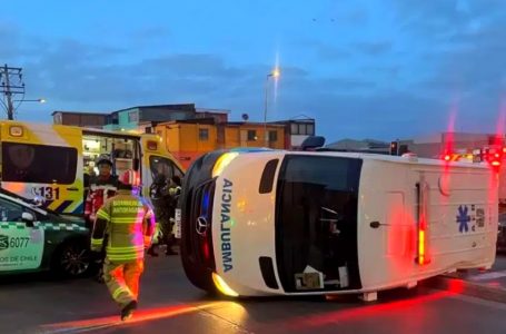 Ambulancia volcó tras colisión en Antofagasta y dejó dos personas lesionadas