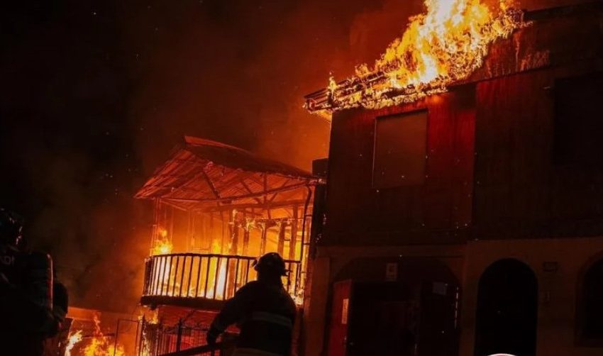 Incendio deja nueve damnificados y tres viviendas afectadas en Antofagasta