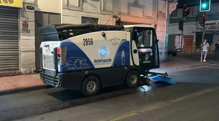  Siete barredoras operarán en Antofagasta para reforzar el aseo de calles y sectores altos